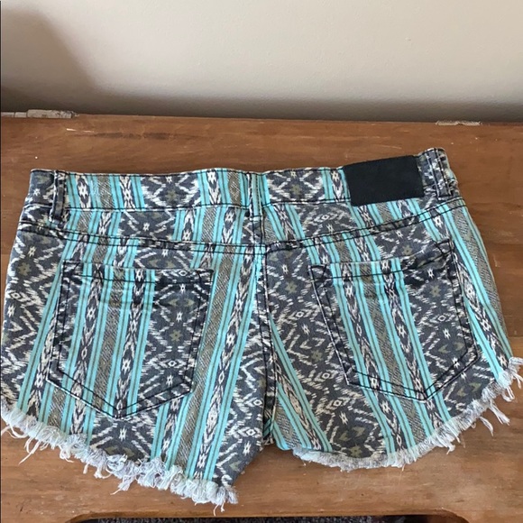BillaBong Tribal Print Shorts - Picture 2 of 3